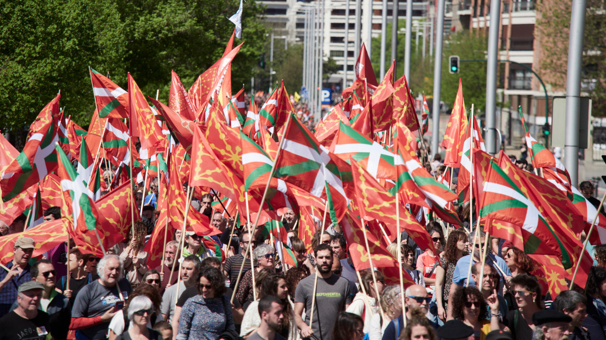 Manifestación junto a varias personas en el día del Aberri Eguna, a 17 de abril de 2022, en Pamplona (España).