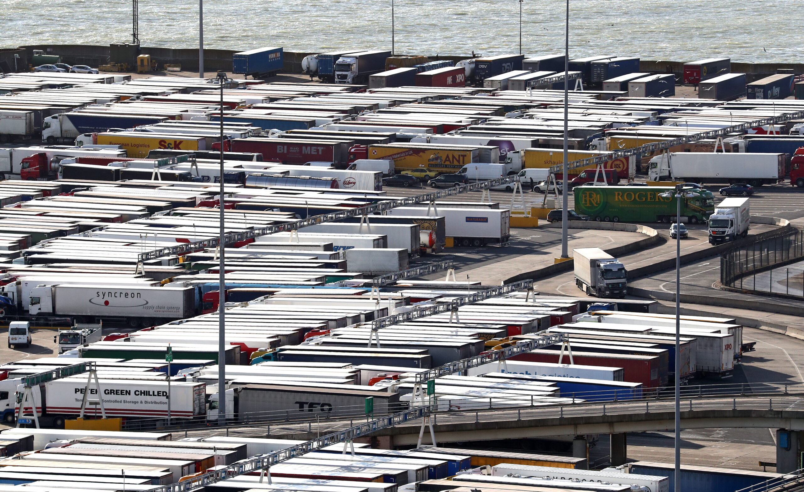 Miles de camioneros vuelven a quedarse atrapados en Reino Unido en colas de más de 50 kilómetros
