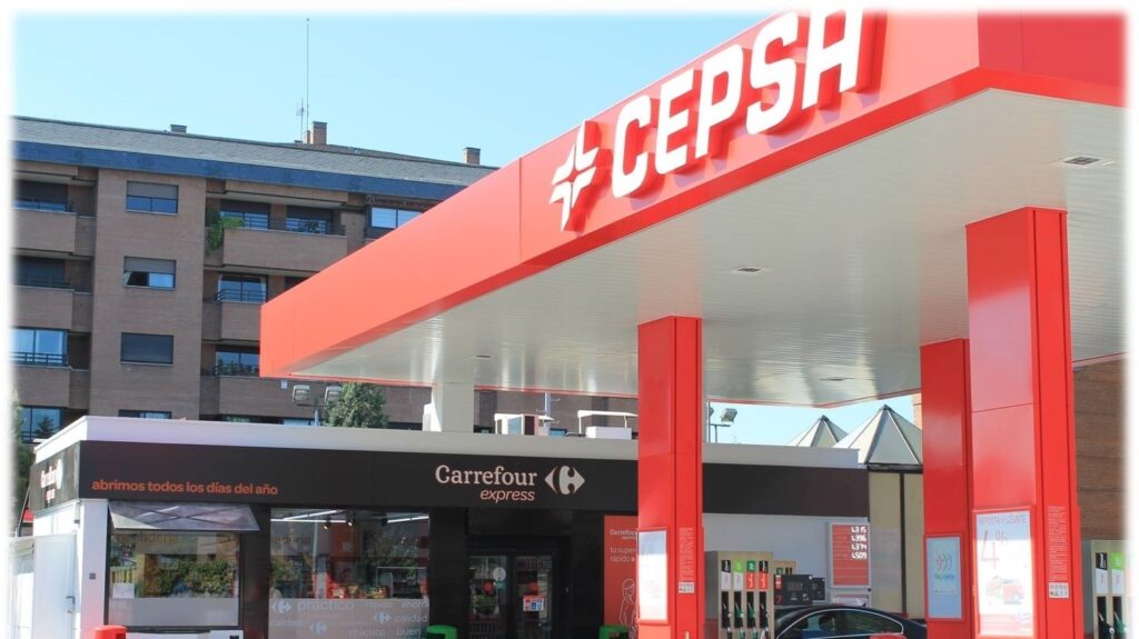 El Corte Inglés y Carrefour hacen caja en las gasolineras con los descuentos del Gobierno