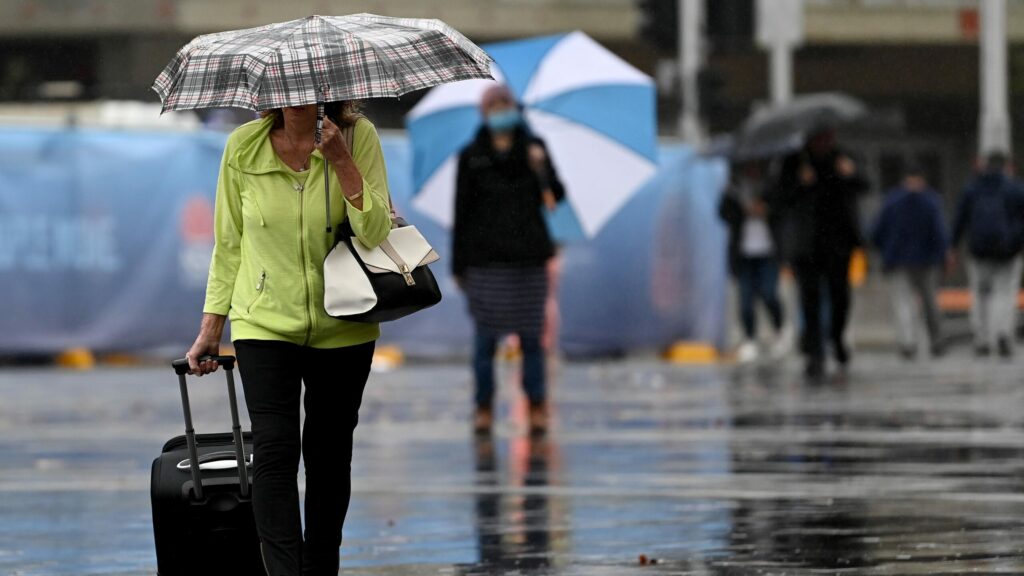 Una mujer sostiene un paraguas en un día con tiempo de lluvia, que hará en Semana Santa