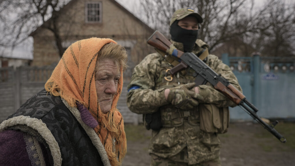 Una mujer acude a por comida en la ciudad de Motyzhyn (Ucrania)