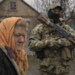 Una mujer acude a por comida en la ciudad de Motyzhyn (Ucrania)