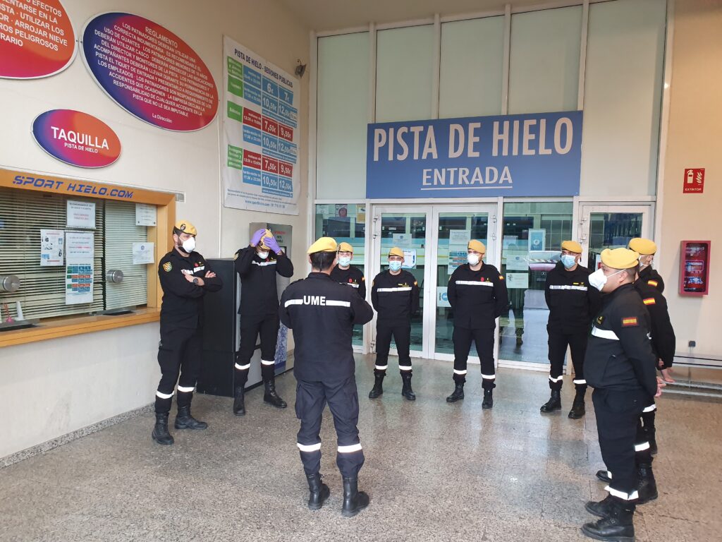 Miembros de la UME reciben instrucciones en el Palacio de Hielo durante la pandemia