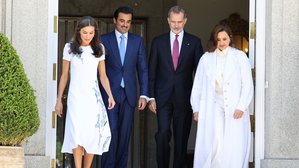 Los reyes Felipe y Letizia junto al emir de Catar, Tamim Bin Hamad Al Thani, y la jaquesa, Jawaher Bint Hamad Bin Suhaim Thani, este martes en Madrid.