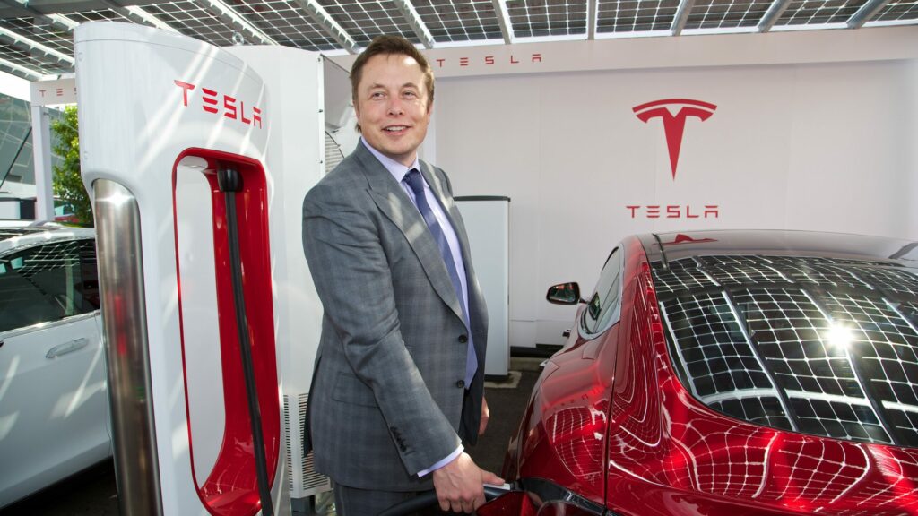 Musk exige a los empleados de Tesla volver al trabajo presencial o abandonar la empresa