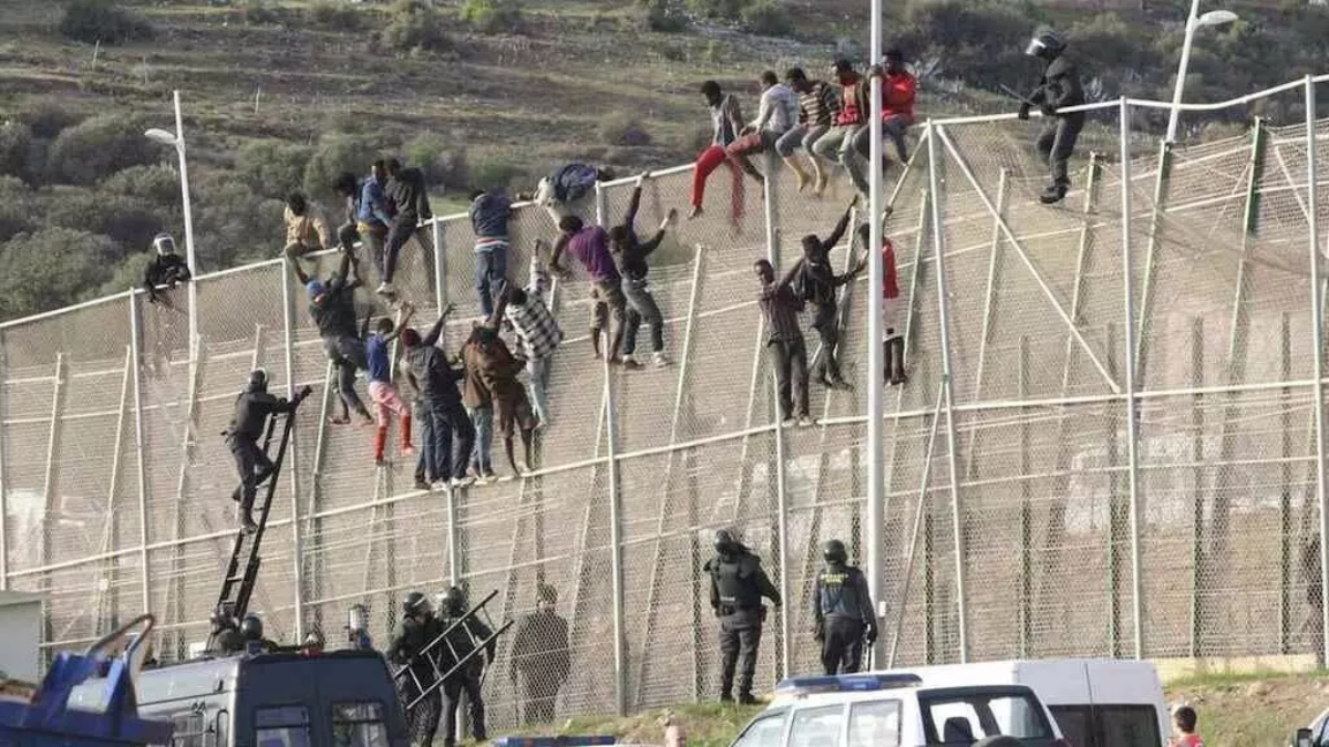 Un salto de un grupo de inmigrantes en la valla de Melilla