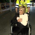 Chelo García Cortés entra al hospital en una silla de ruedas