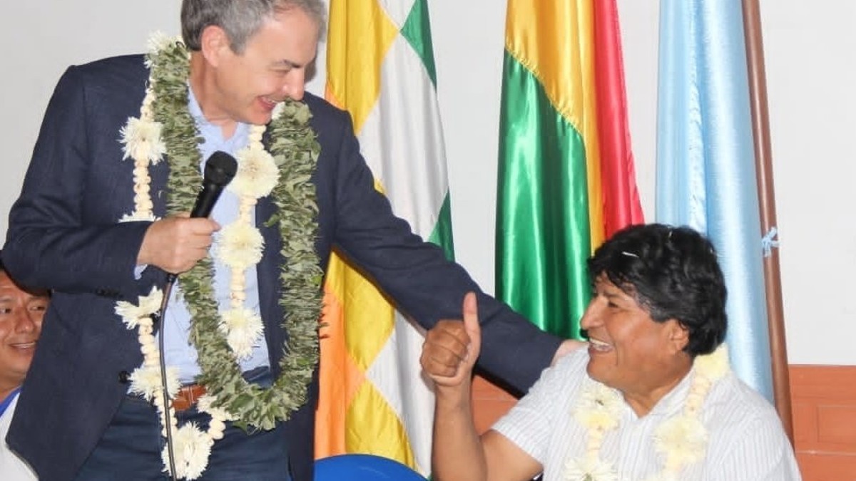 El expresidente del Gobierno de España, José Luis Rodríguez Zapatero (i), y el expresidente de Bolivia, Evo Morales (d)