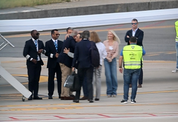 El rey Juan Carlos y Pedro Campos se saludan cariñosamente. 