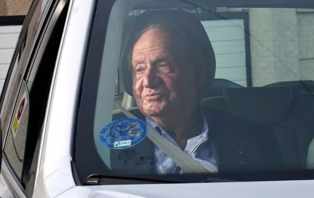 El rey Juan Carlos, emocionado a la llegada a la casa de Pedro Campos