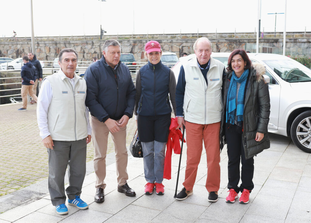 El rey Juan Carlos, su hija Elena, Pedro Campos, Telmo Martin y María José Rienda, en las regatas de 2019