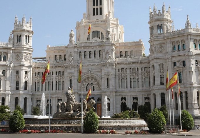 La fuente de Cibeles se ilumina de morado este domingo por el Día mundial de la Prematuridad