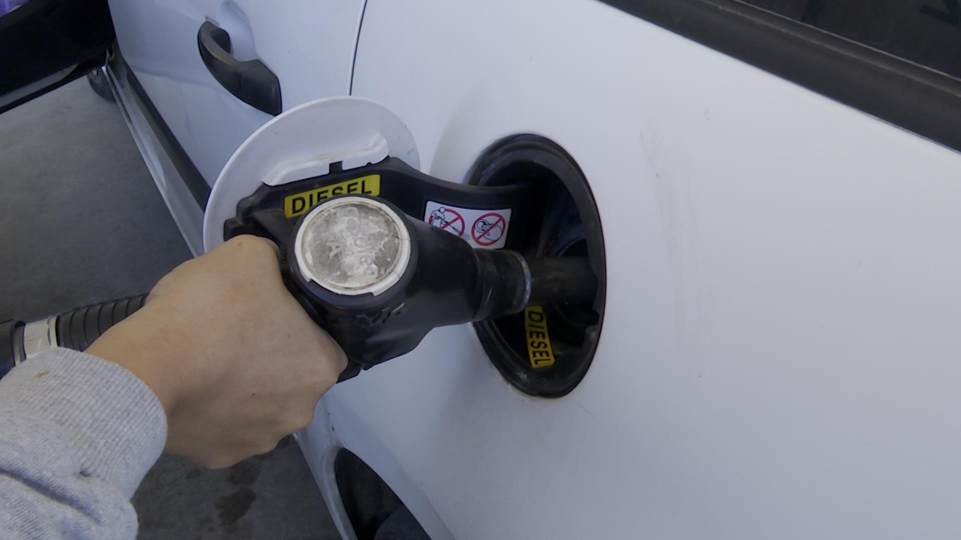 La gasolina y el diésel rompen otro récord histórico tras subir más de un 2%