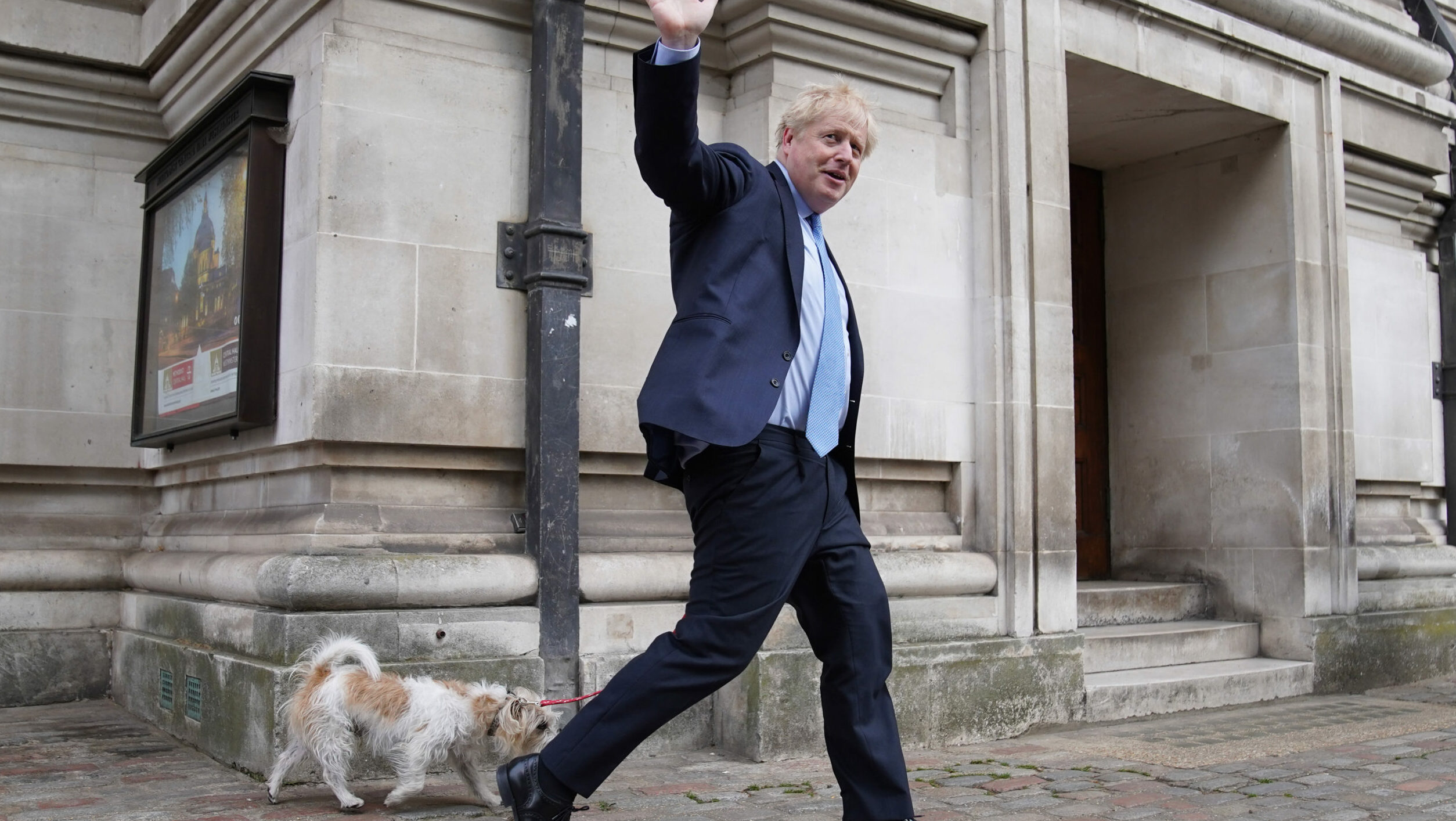 Boris Johnson vota en los comicios generales