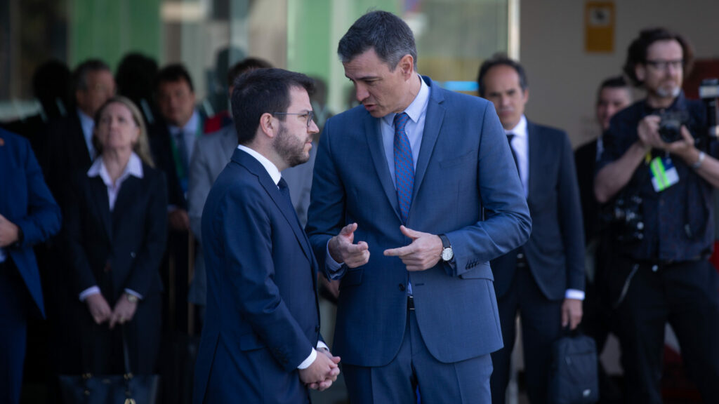 Tenso y breve encuentro entre Sánchez y Aragonès: el Govern exige una reunión