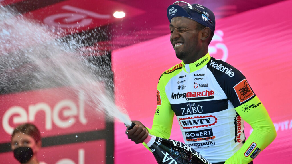 Girmay, el primer ciclista africano en ganar una etapa del Giro, se retira tras herirse en el ojo descorchando un champán