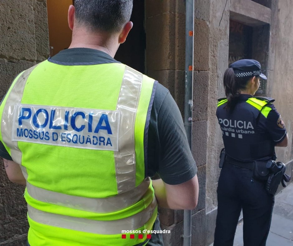 Desmantelado un punto de venta de droga en el barrio del Raval de Barcelona