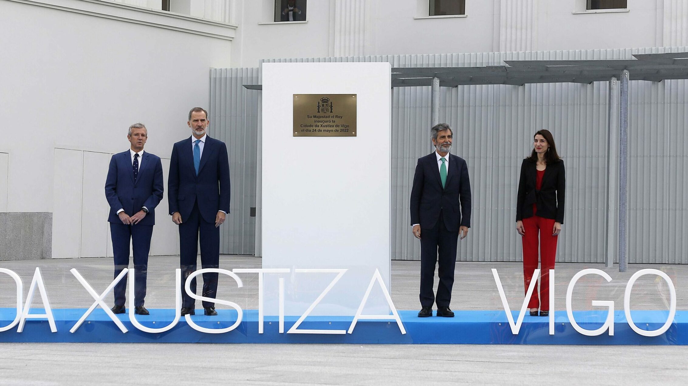 El rey Felipe VI, junto al presidente de la Xunta, Alfonso Rueda; el presidente del CGPJ, Carlos Lesmes; y la ministra de Justicia, Pilar Llop, junto a la placa conmemorativa con motivo de la inauguración de la Ciudad de la Justicia de Vigo.