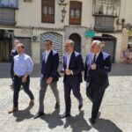 El presidente de la Junta de Andalucía y candidato del PP-A, Juanma Moreno (centro) este jueves durante un paseo por el centro de Jaén. Foto/ Europa Press