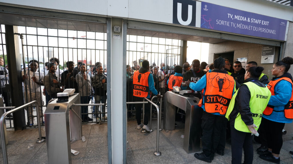 Vergüenza de la UEFA en París: caos con las entradas, retrasos y robos a aficionados