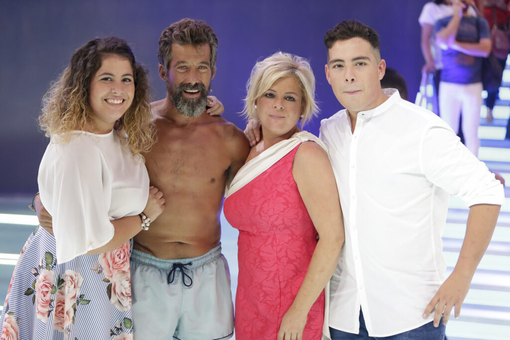 José Luis Losa y su mujer Inma con sus hijos durante la final del programa  'Supervivientes' en 2017