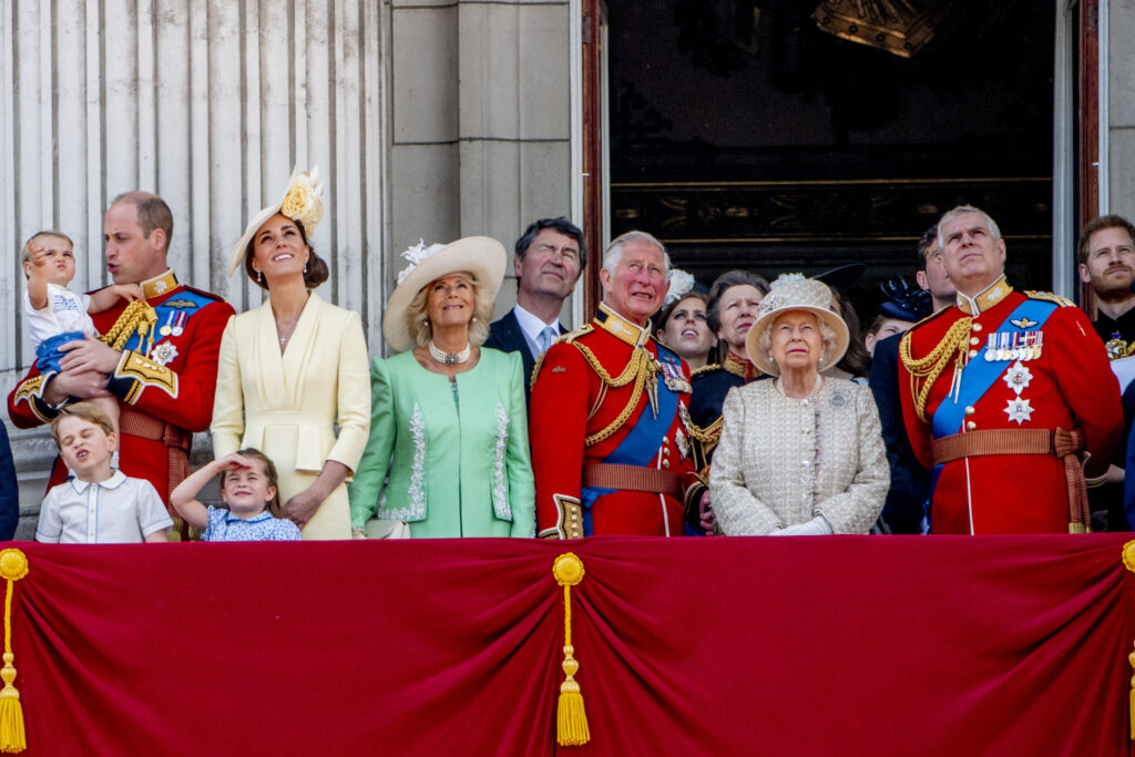La reina Isabel II con el resto de la familia real británica