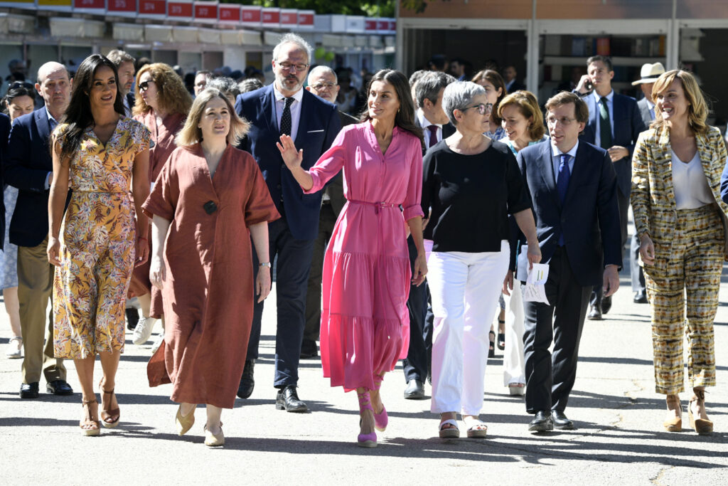 La reina Letizia, Begoña Villacís, Marta Rivera, José Luis Martínez Almeida, en la inauguración de la Feria del Libro