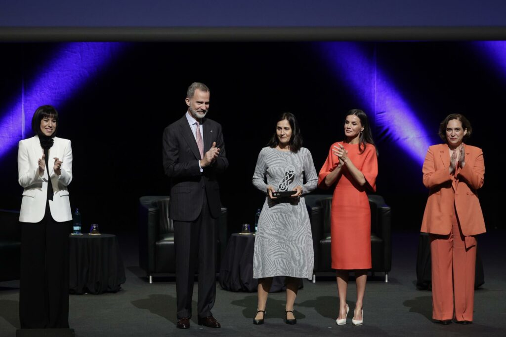 Los reyes Felipe y Letizia y Ada Colau, en los Premios Nacionales de Investigación 2021