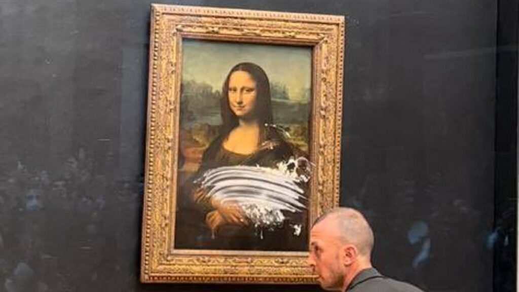 La Mona Lisa sufre un ataque: un visitante arroja una tarta contra el cuadro