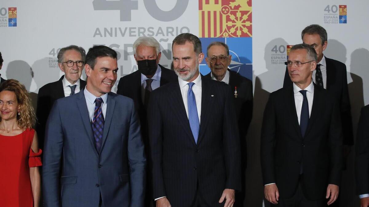 l Rey junto al presidente del Gobierno, Pedro Sánchez, en el acto de aniversario de la OTAN en Madrid.