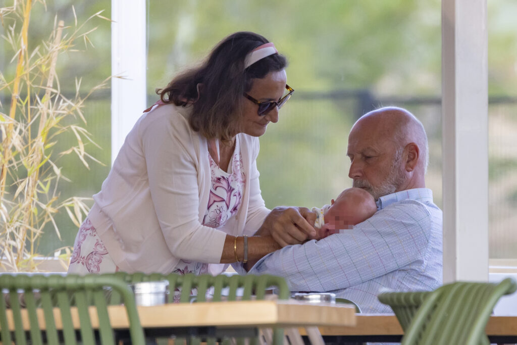 Paloma Rocasolano junto a su novio y la hija pequeña de Telma Ortiz,  el 3 de septiembre de 2021