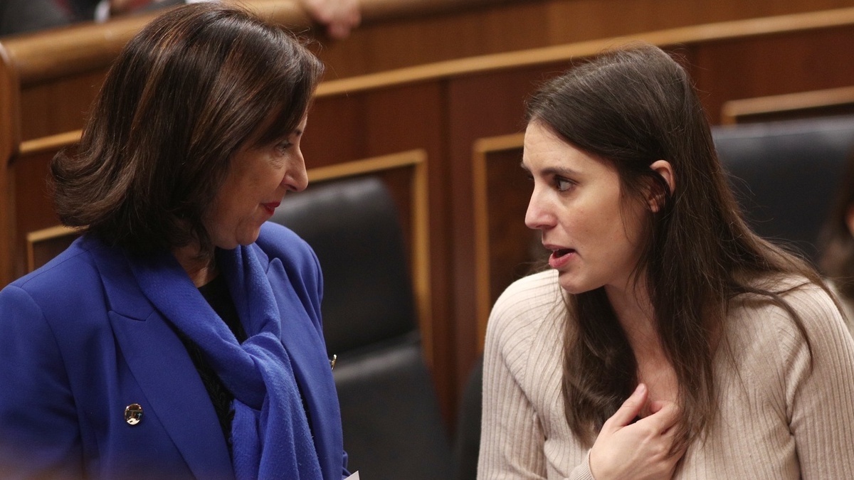 (I-D) La ministra de Defensa, Margarita Robles y la ministra de Igualdad, de Unidas Podemos, en el Congreso, en una imagen de archivo.