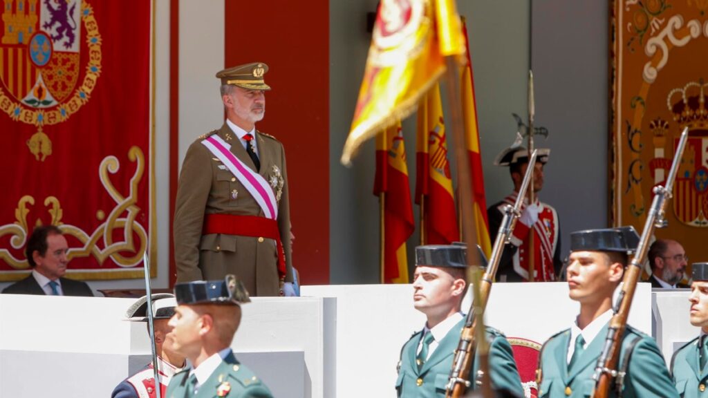 Felipe VI se da un baño de masas en el Día de las Fuerzas Armadas tras la polémica con su padre