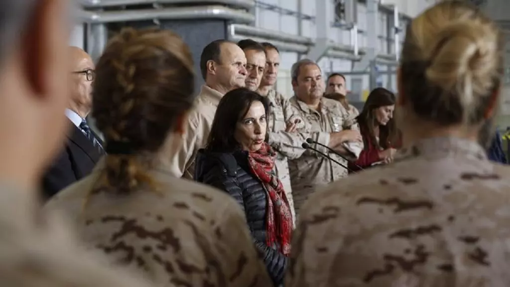 La ministra de Defensa, Margarita Robles, dirige a los tropas en la base aeronaval de Sigonella (Sicilia).
