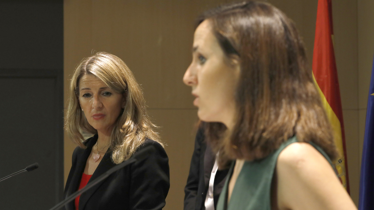 (I-D) La vicepresidenta tercera del Gobierno, Yolanda Díaz, y la ministra de Derechos Sociales y líder de Podemos, Ione Belarra, en una imagen de archivo.