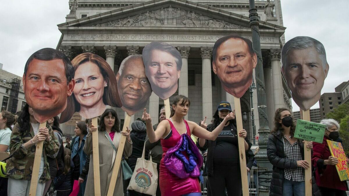 Manifestantes proaborto sostienen las cabezas de los jueces del Tribunal Supremo