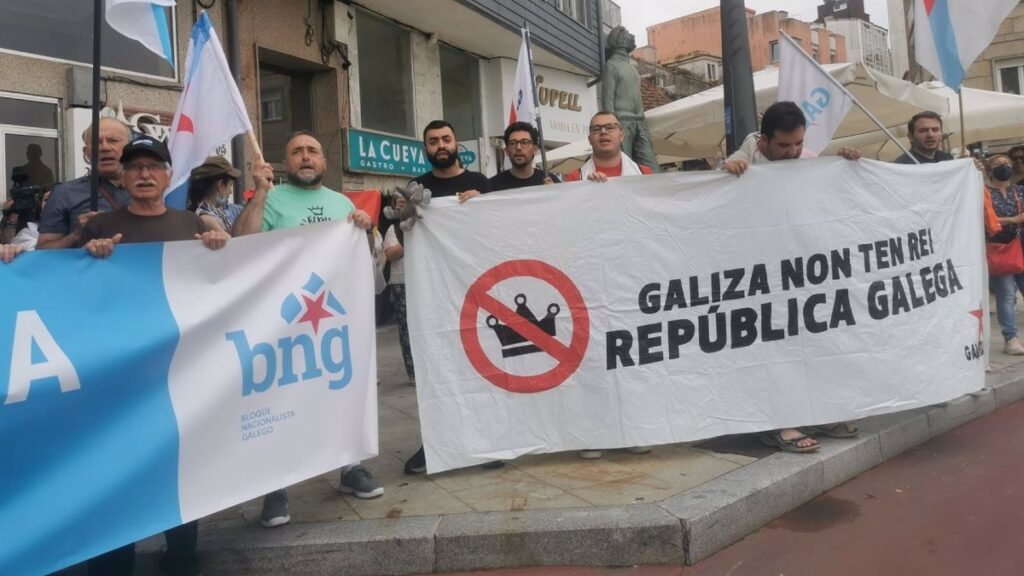 Decenas de personas protestan con el BNG en Sanxenxo en contra de la monarquía