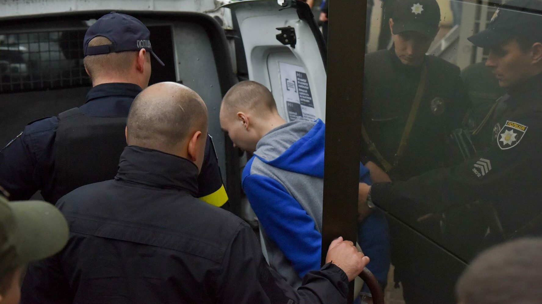 El soldado ruso Vadim Shishimarin, condenado a condena perpetua, custodiado por la Policía