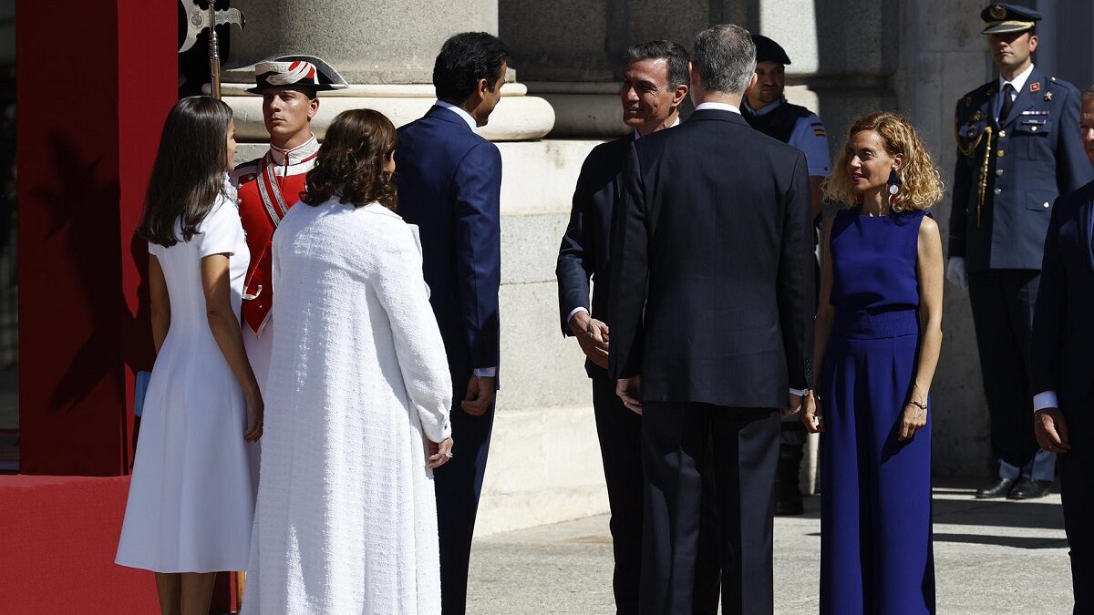 El emir de Catar, el jeque Tamim Bin Hamad Al Thani (3i), y su esposa, Jawaher Bint Hamad Bin Suhaim Al Thani (2i), acompañados por los reyes saludan al presidente del Gobierno.
