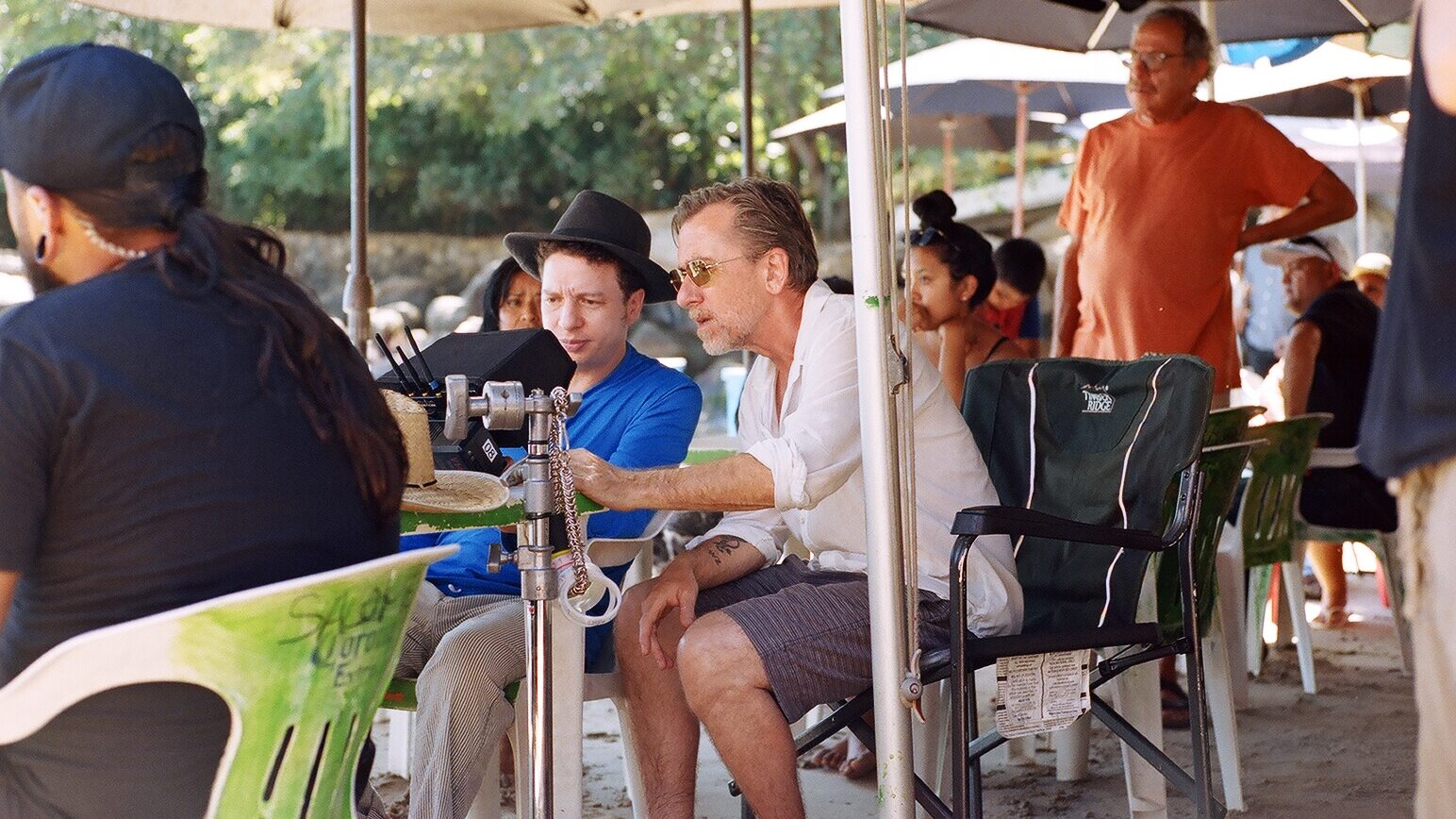 Michel Franco y Tim Roth en el rodaje de 'Sundown'
