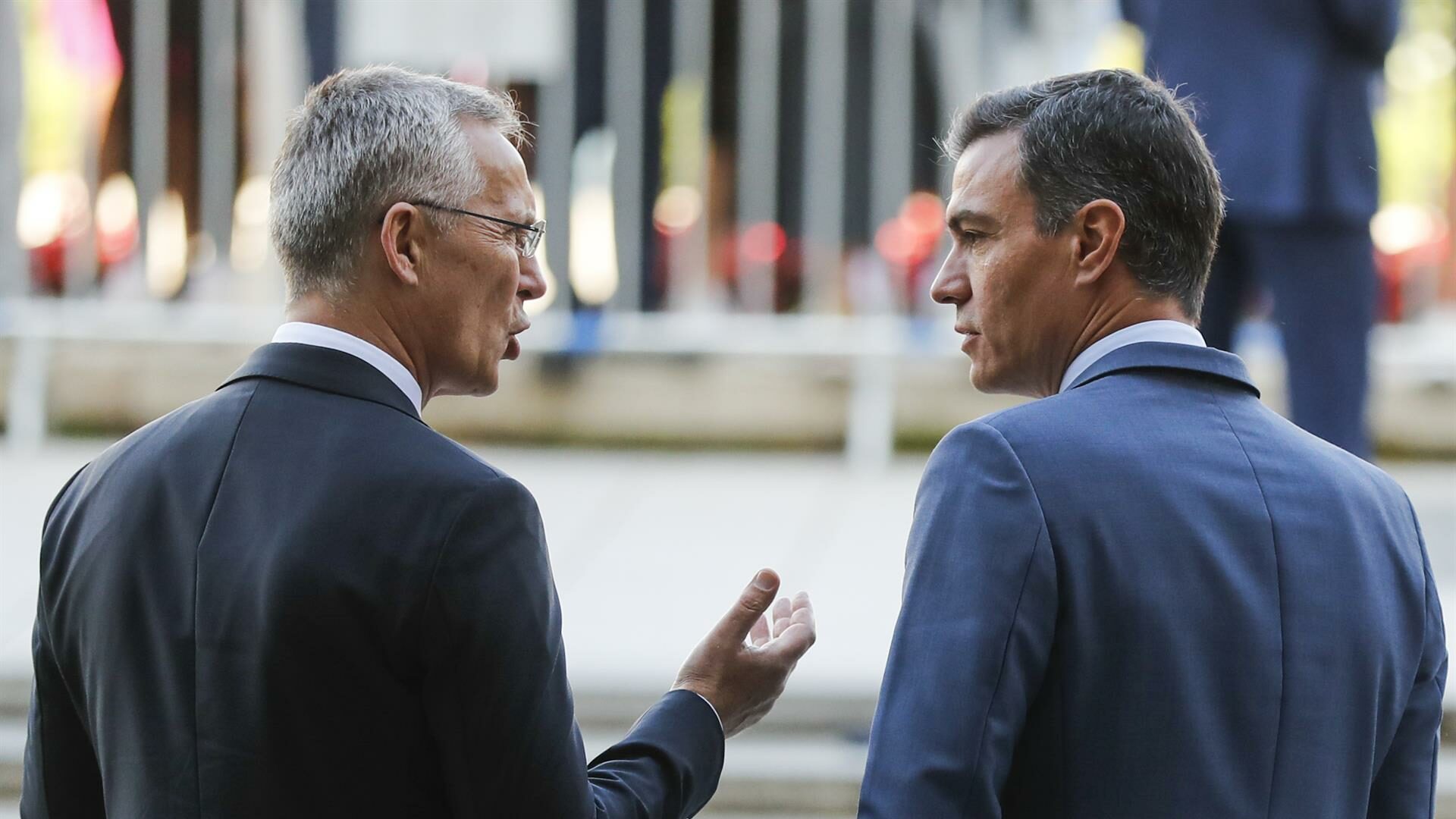 El presidente del Gobierno, Pedro Sánchez; y el secretario general de la OTAN, Jens Stoltenberg