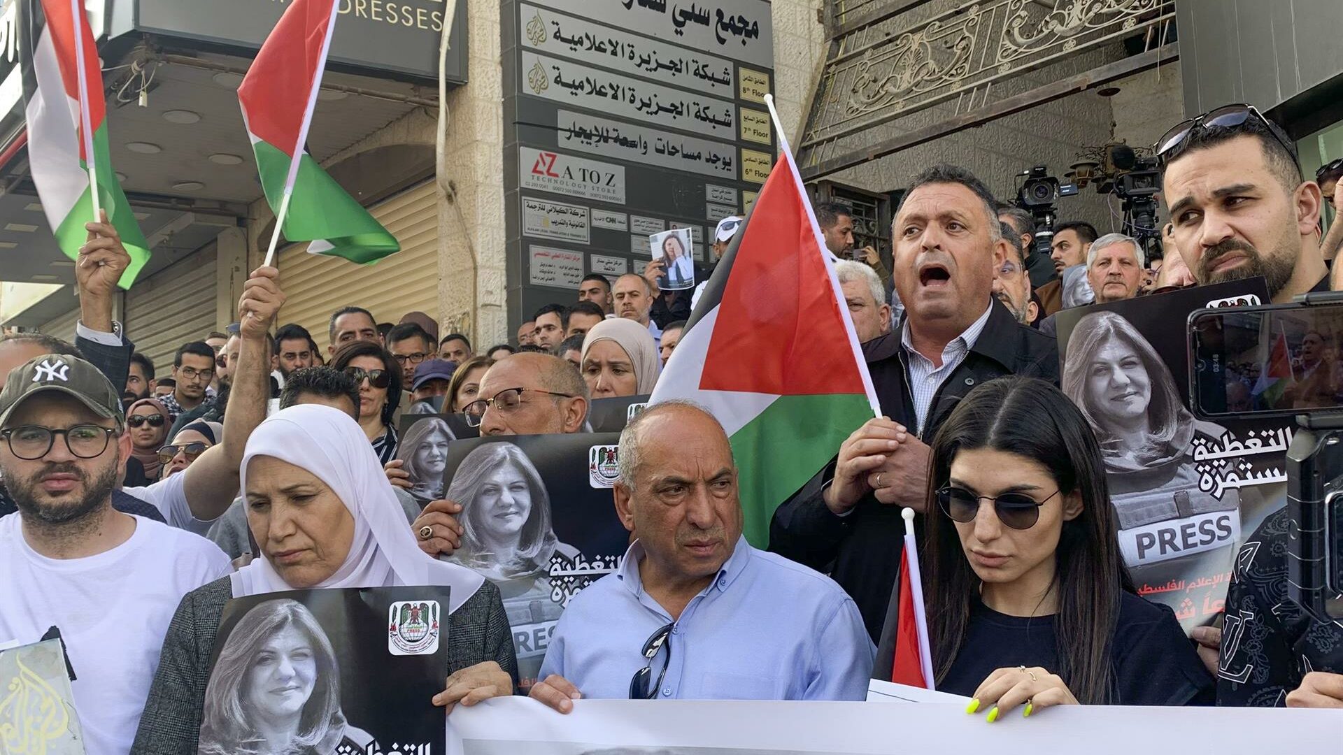 Miles de personas despiden a la periodista Shireen Abu Akleh durante un tenso funeral en Jerusalén