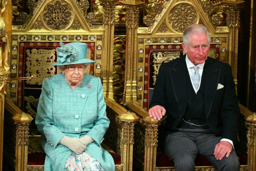 La reina Isabel II y el príncipe Carlos