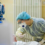 Una trabajadora sanitaria atiende a un paciente con coronavirus en un hospital de Alemania