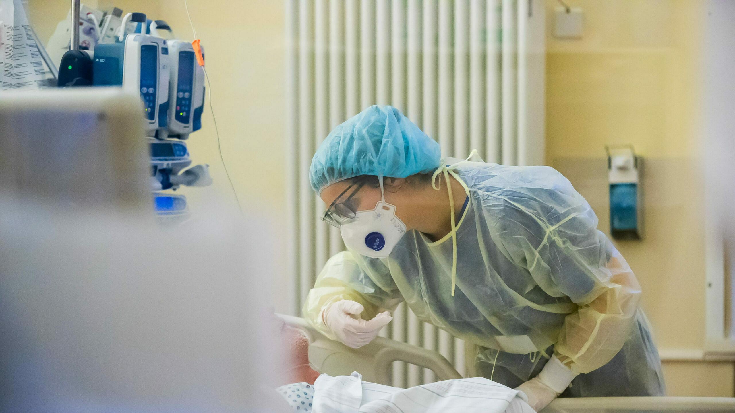 Una trabajadora sanitaria atiende a un paciente con coronavirus en un hospital de Alemania