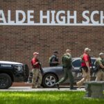 Agentes de Policía en el colegio de Uvalde, en Texas (EEUU), donde se ha producido un tiroteo