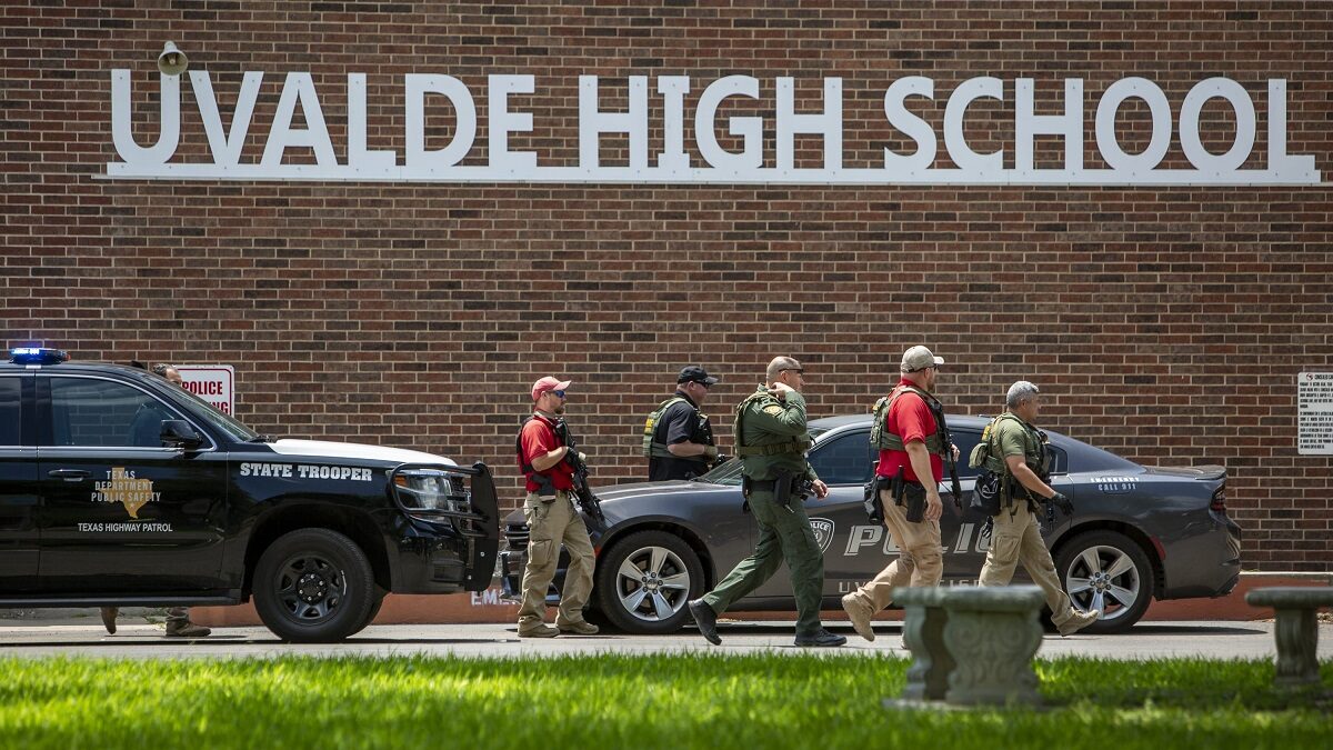 Agentes de Policía en el colegio de Uvalde, en Texas (EEUU), donde se ha producido un tiroteo