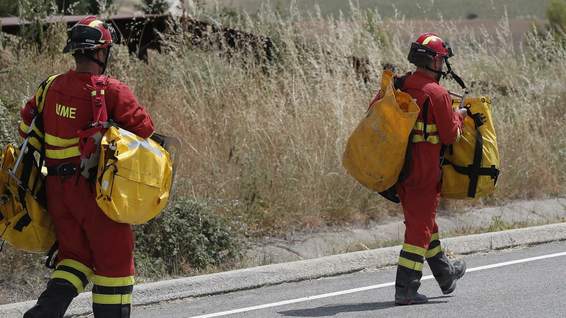 Bomberos trabajan en extinguir el fuego en Navarra