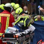 Sanitarios y bomberos asisten a los heridos en Berlín