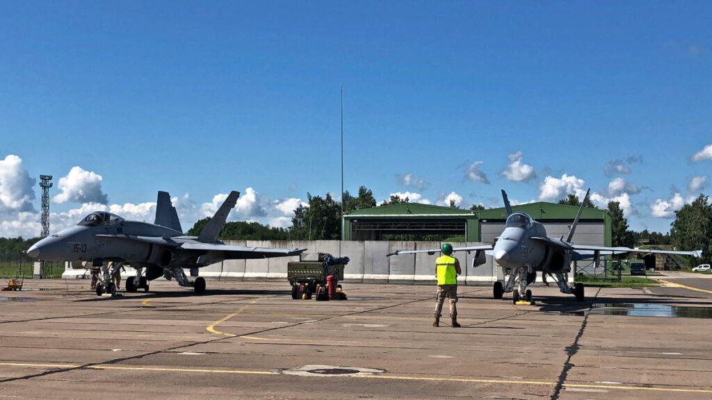 F-18 del Ala 12 del Ejército del Aire en la base aérea de Siauliai